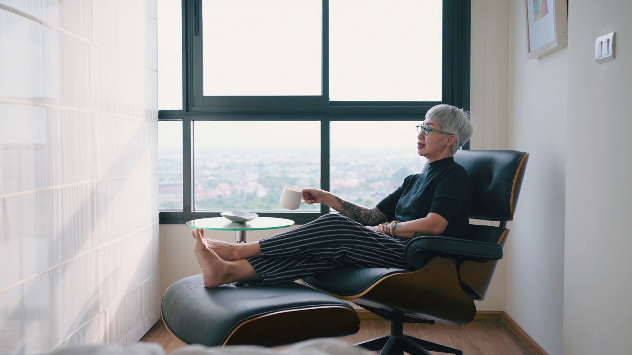 退休女性在家放松。视频下载