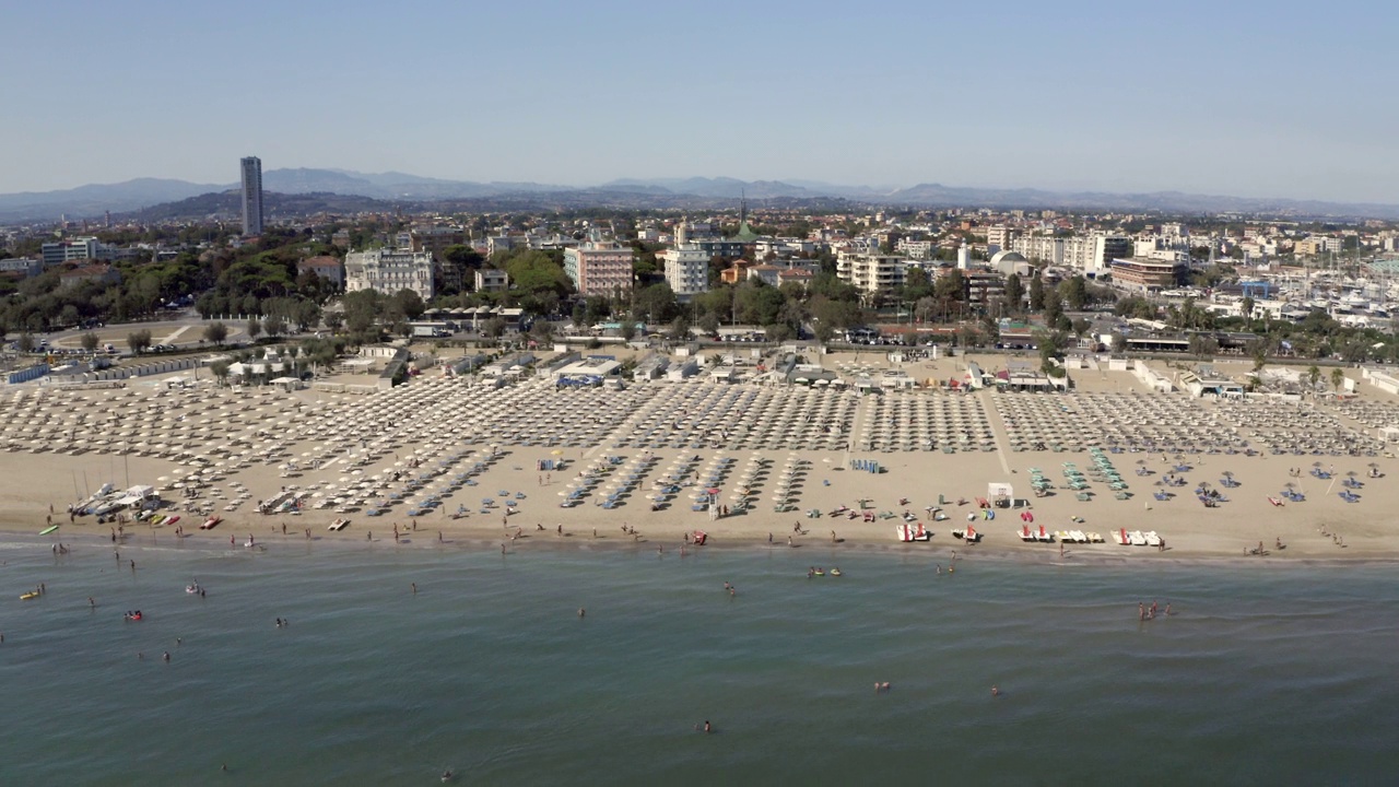 意大利里米尼海滩，许多人从空中俯瞰夏日美景视频下载