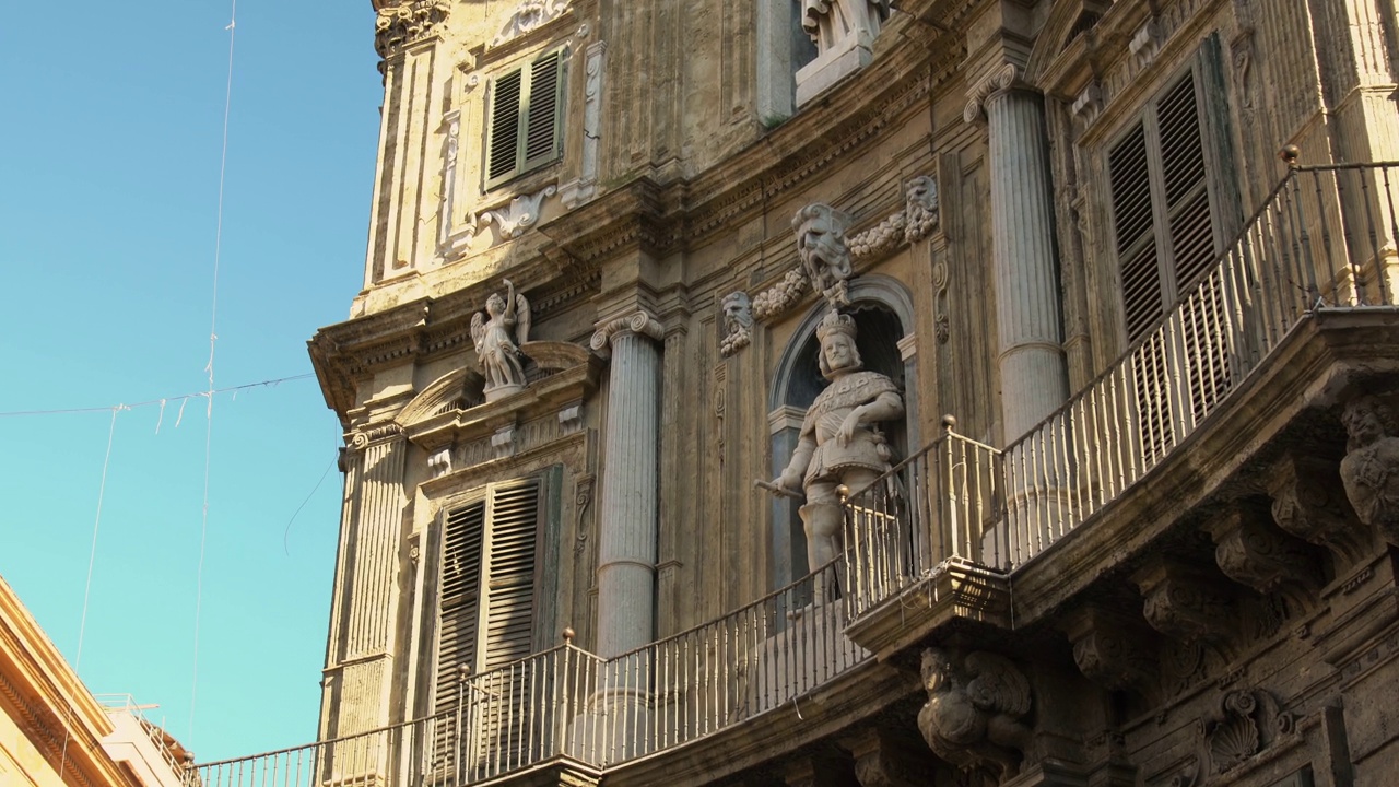 意大利撒丁岛卡利亚里老城中心的老街市中心，古老的传统建筑立面装饰视频素材