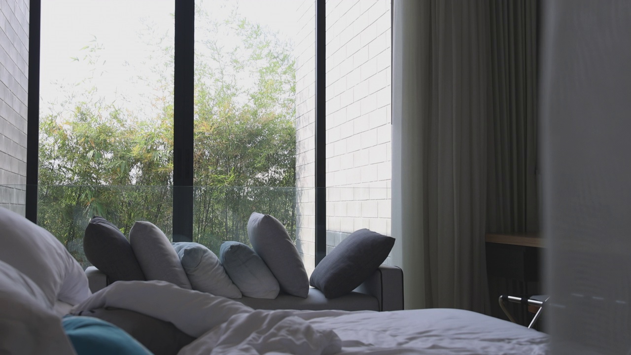 4K视频慢动作摄影车从窗帘拍摄现代卧室。视频下载