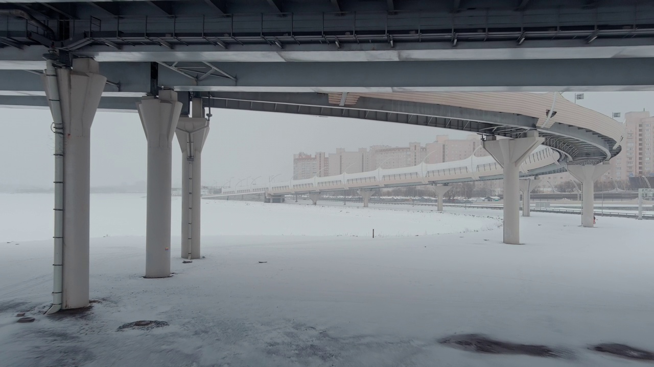 在暴风雪、高速公路、暴风雪中，无人机沿着斜拉桥飞行视频素材