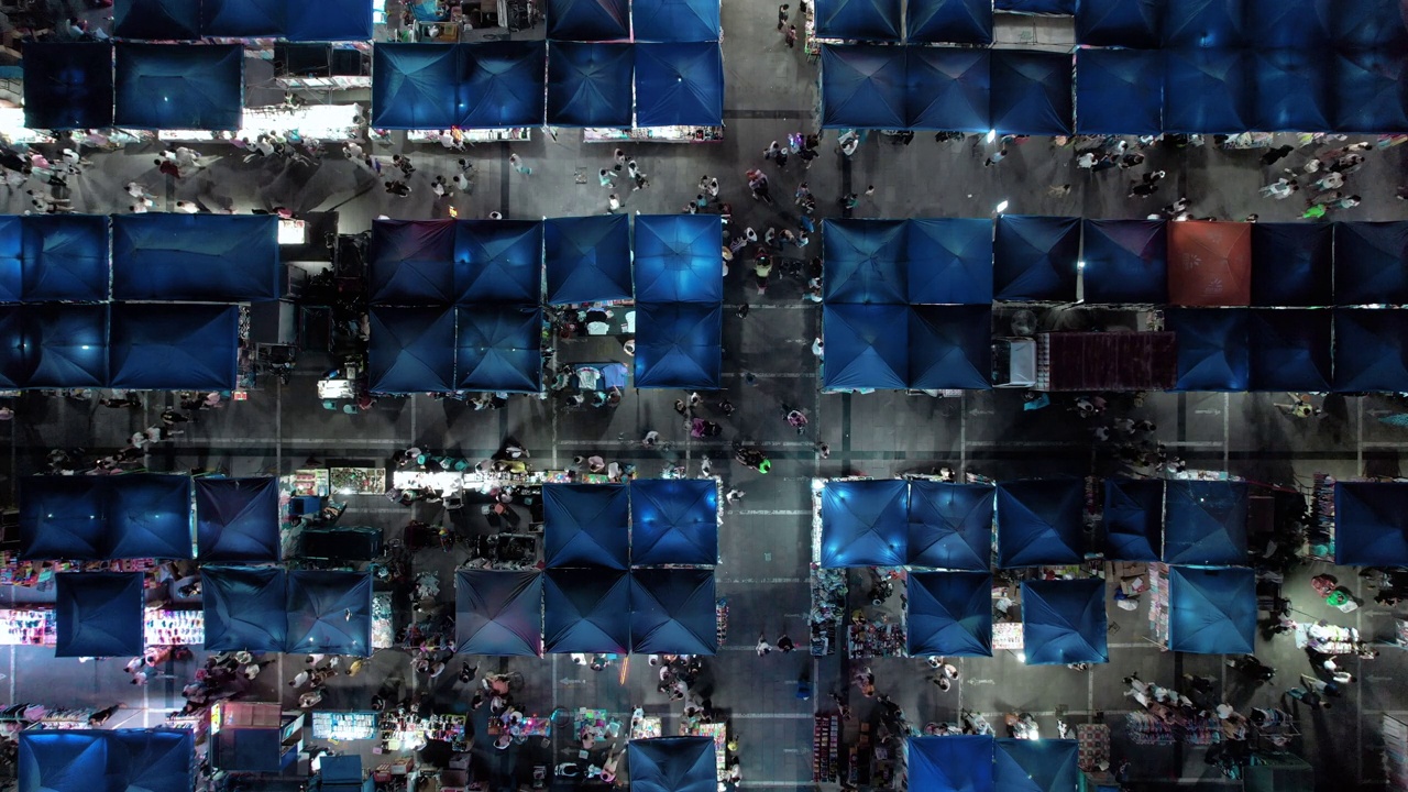 无人机视角夜市和人群视频素材