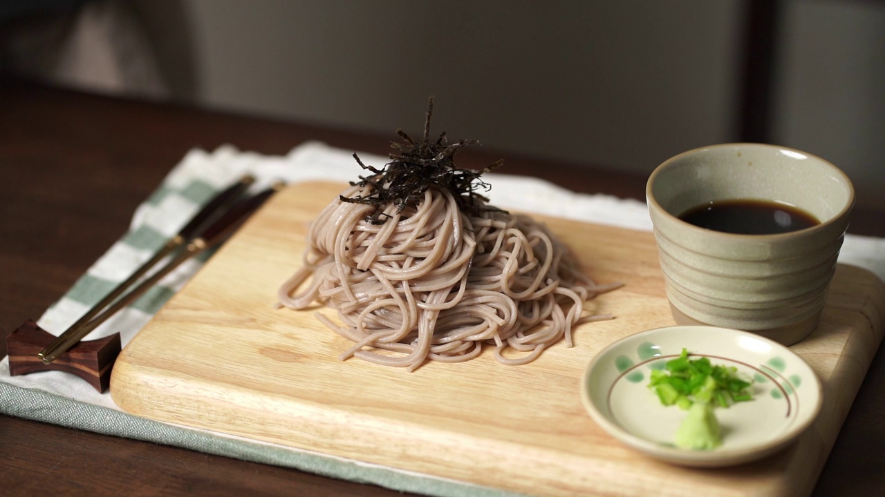 日本荞麦冷面。食品的概念。冷拉面——一种传统的日本菜。视频素材