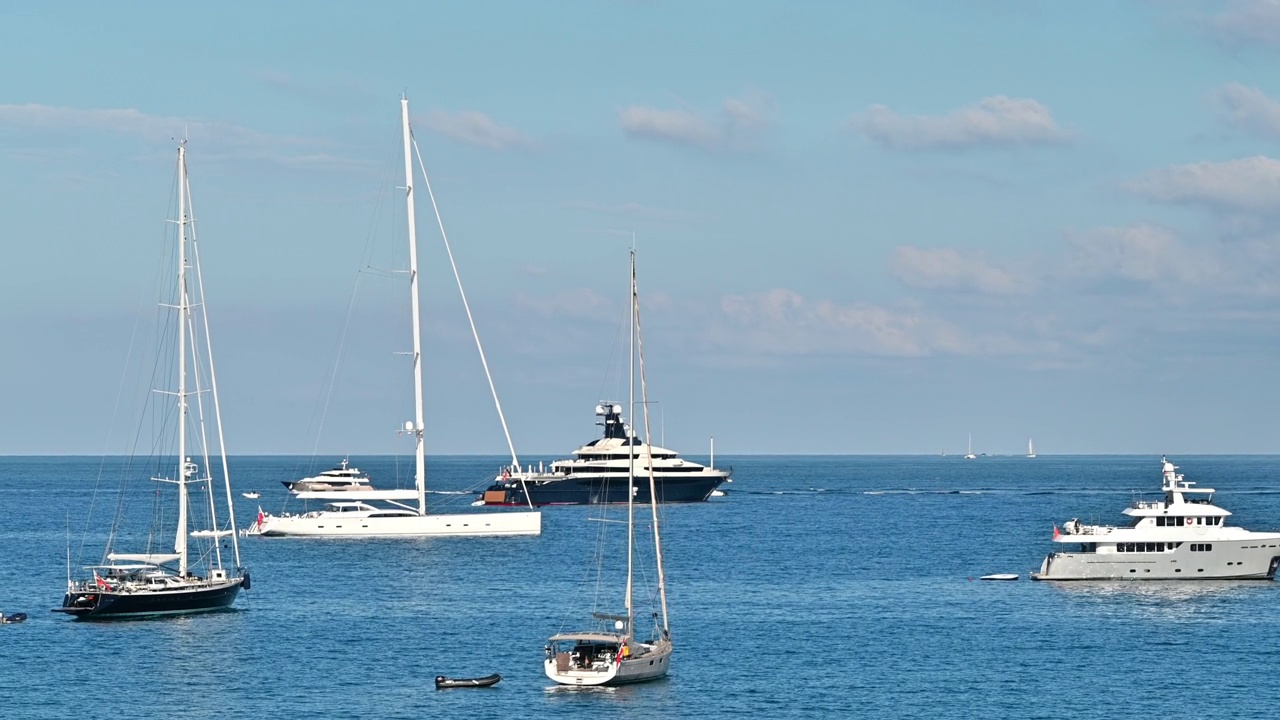 法国昂蒂布的地中海沿岸，有漂浮的游艇视频下载