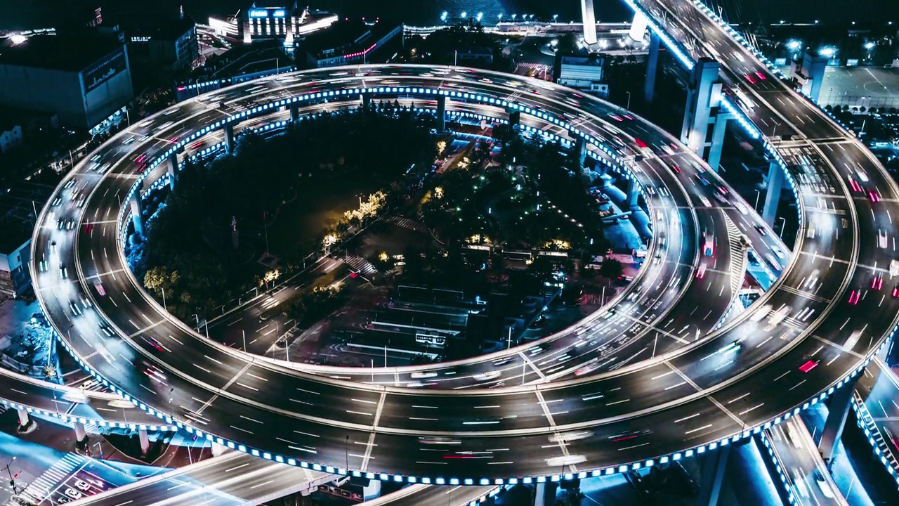 T/L TU无人机视角的立交桥和城市交通在夜间视频素材