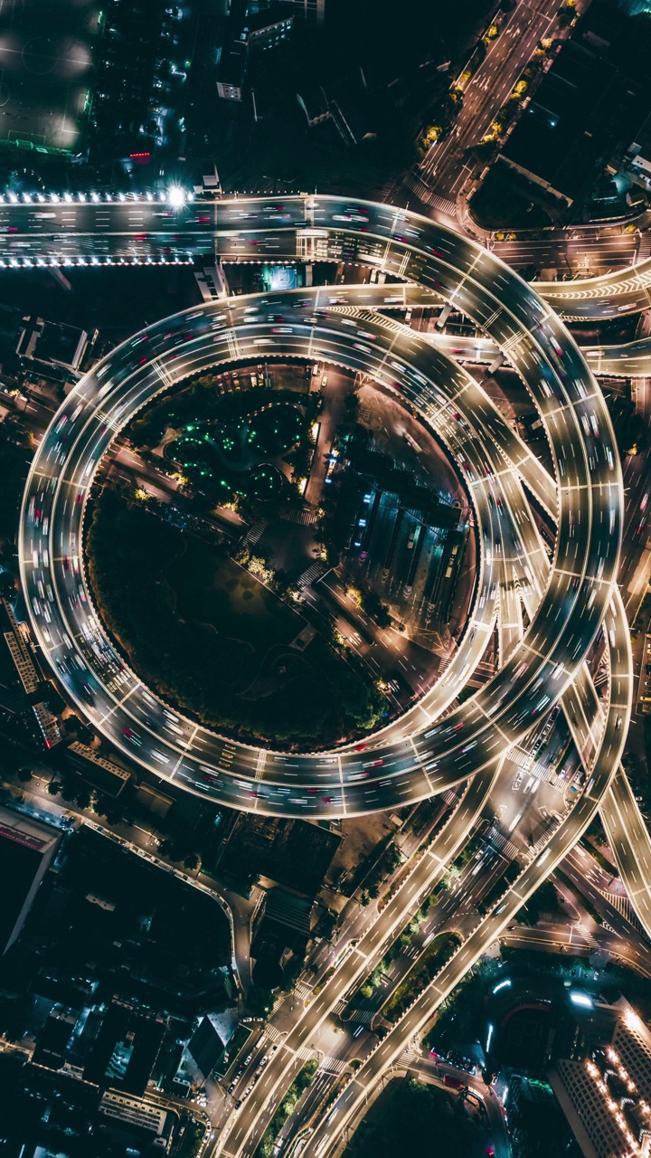 T/L无人机视角的天桥和城市交通在夜间视频素材