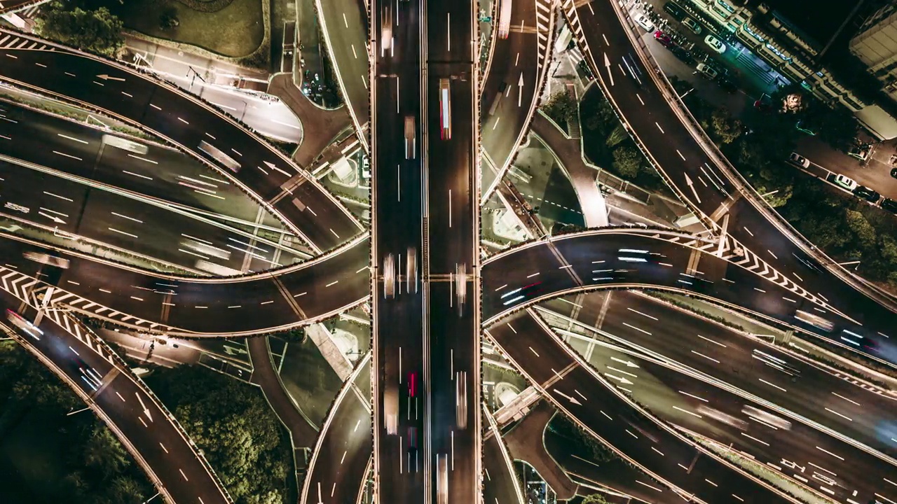 T/L PAN无人机在夜间的立交桥和城市交通的视角视频下载