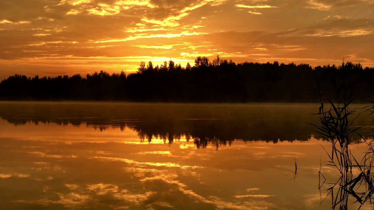湖上的橙色夕阳视频素材