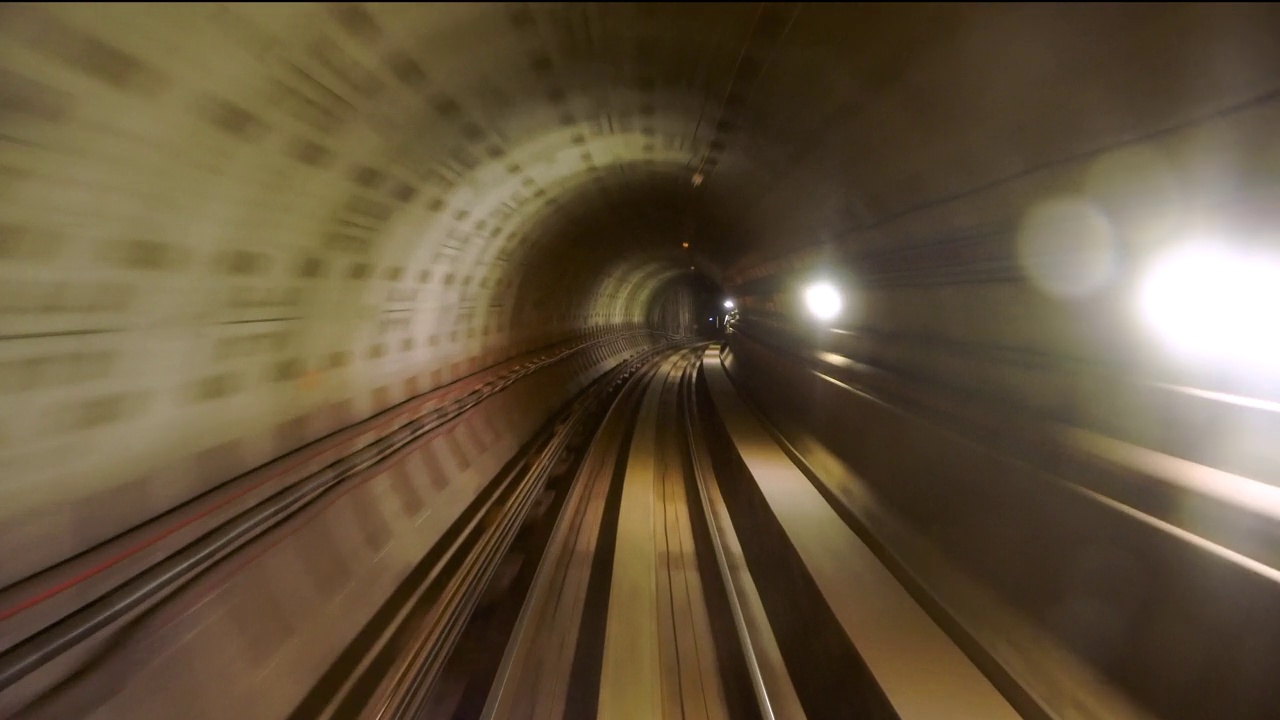 从行驶中的列车后窗看到的地铁隧道。快速的地铁从现代化的地铁站开出视频下载