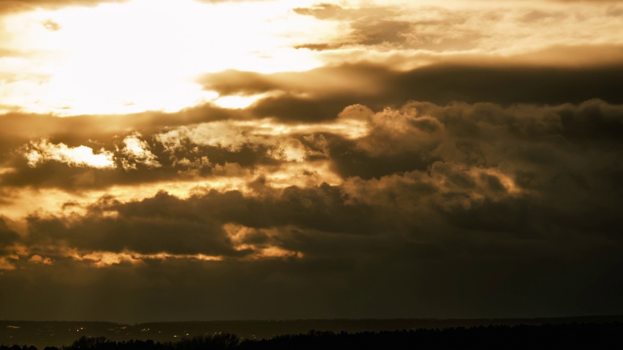 戏剧性的日落在天空中穿过橙色的层状积云，时间流逝视频素材
