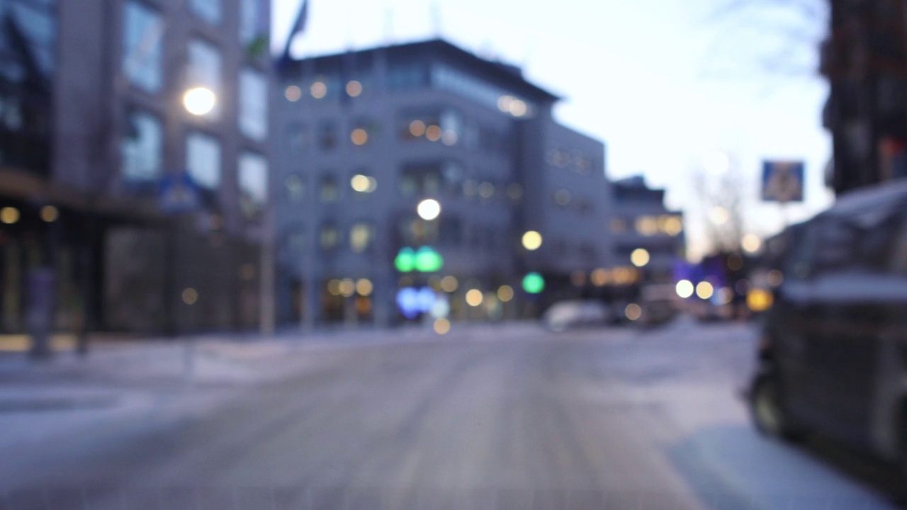 在冬天的城市街道上开着散焦的车视频下载