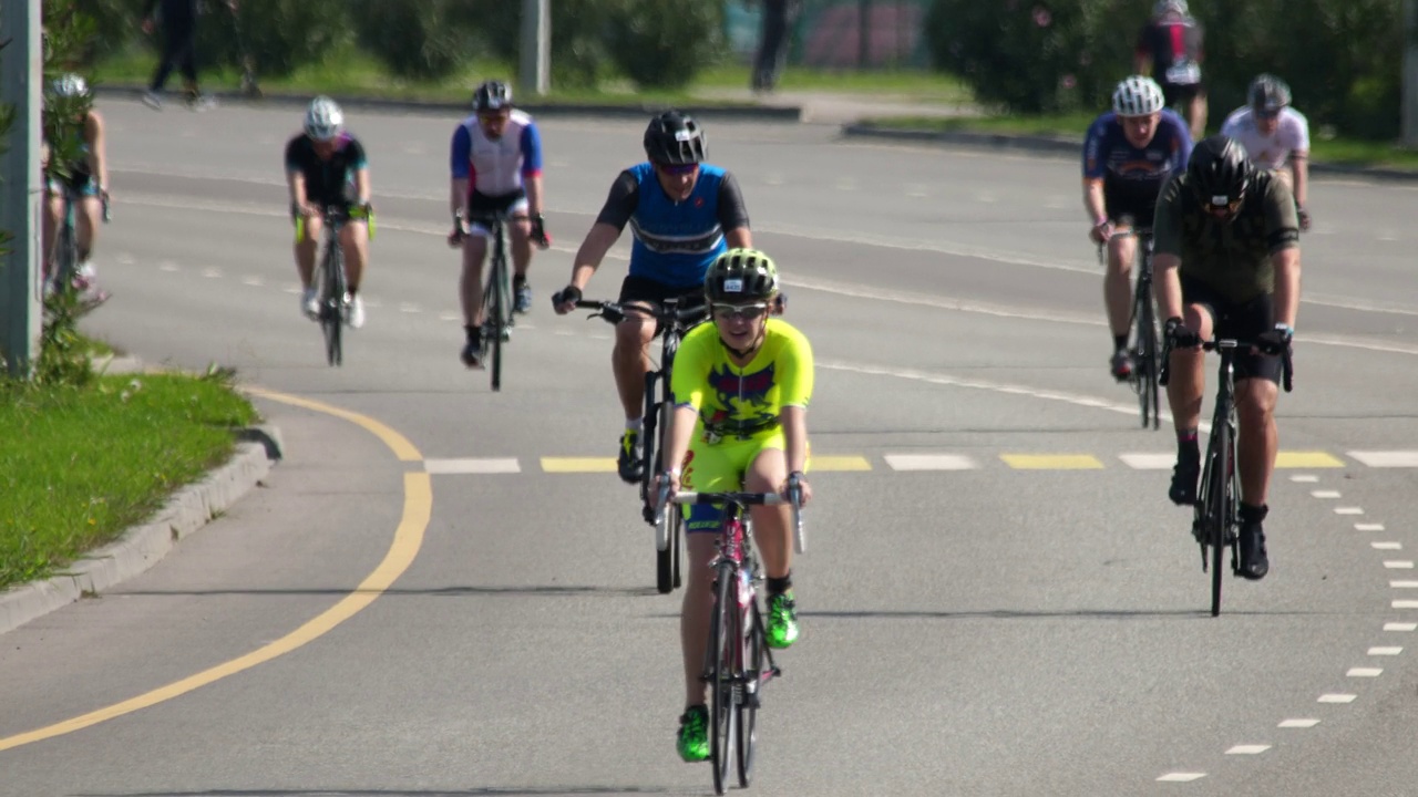 骑着旅游自行车的人。男女运动员的铁人三项比赛。视频素材