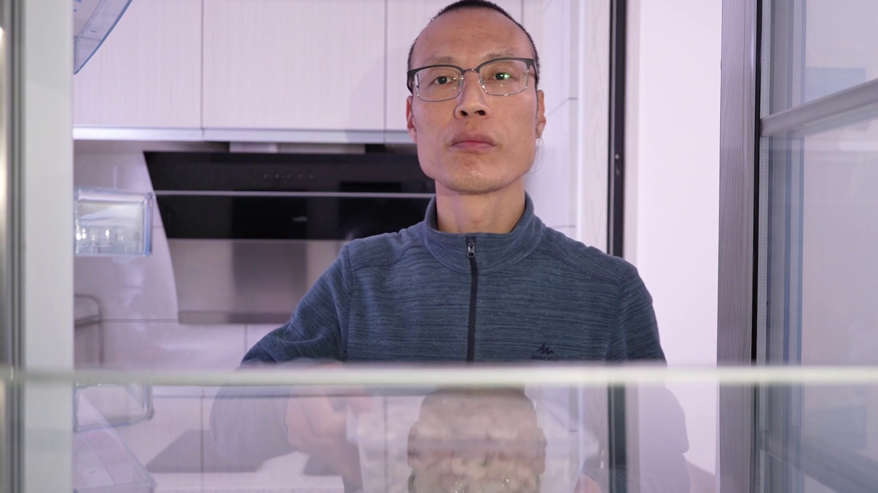 亚洲男人把食物放进冰箱视频下载