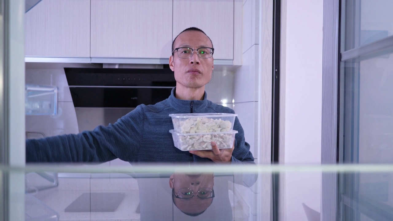 亚洲男人从冰箱里拿饺子视频下载