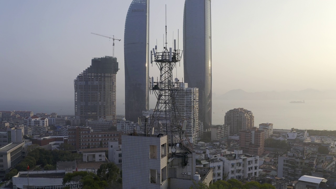 现代城市背景下的5G信号塔视频下载