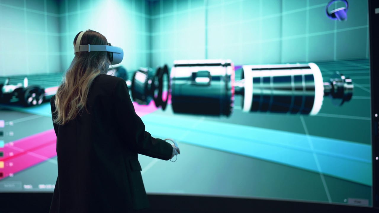 汽车工程师使用VR软件在交互环境中展示电动马达和车辆平台。为她的项目使用虚拟现实耳机和控制器的女工程师。视频素材