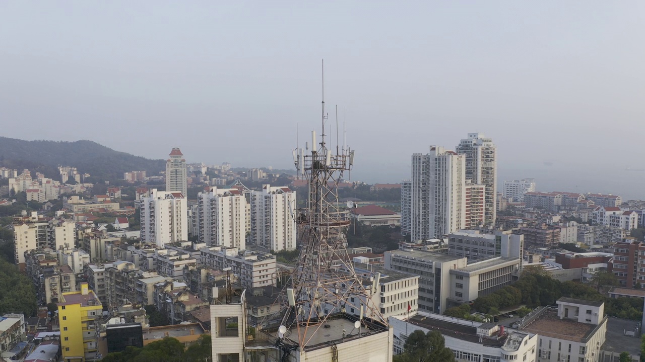 现代城市背景下的5G信号塔视频下载