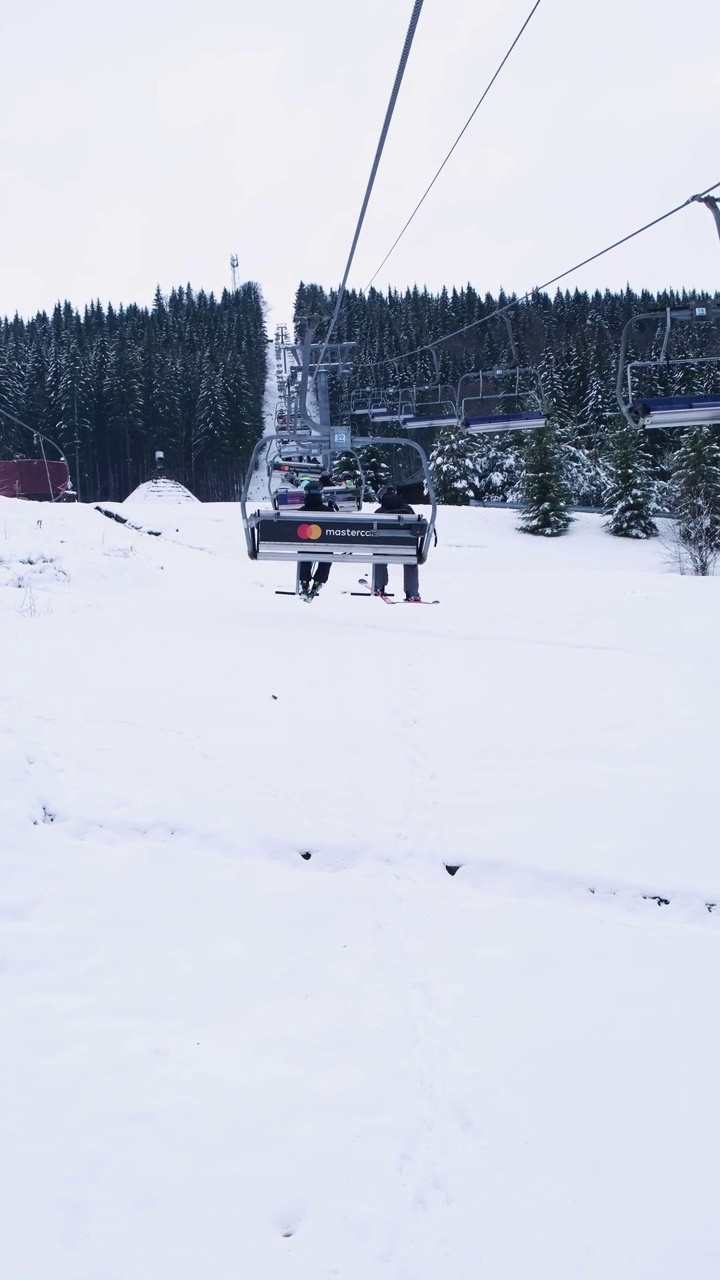 冬季滑雪胜地的缆车视频素材