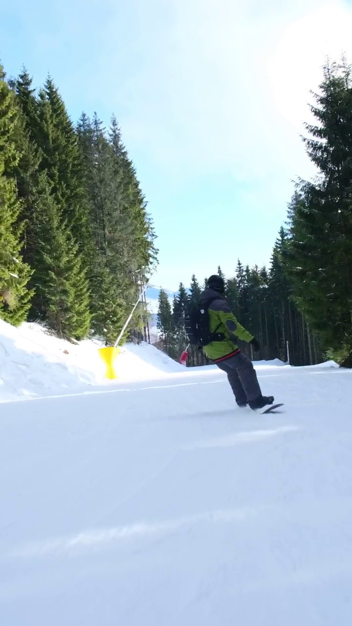 在滑雪胜地玩滑板视频素材