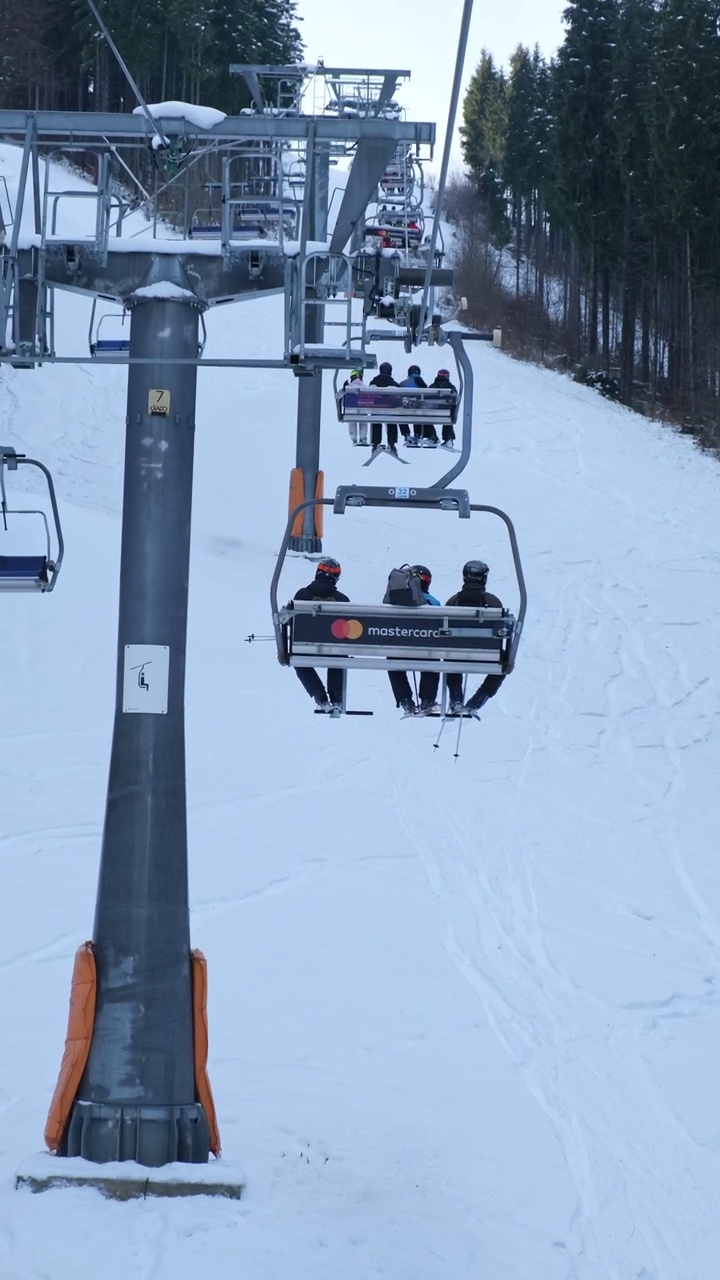 冬季滑雪胜地的升降椅视频素材