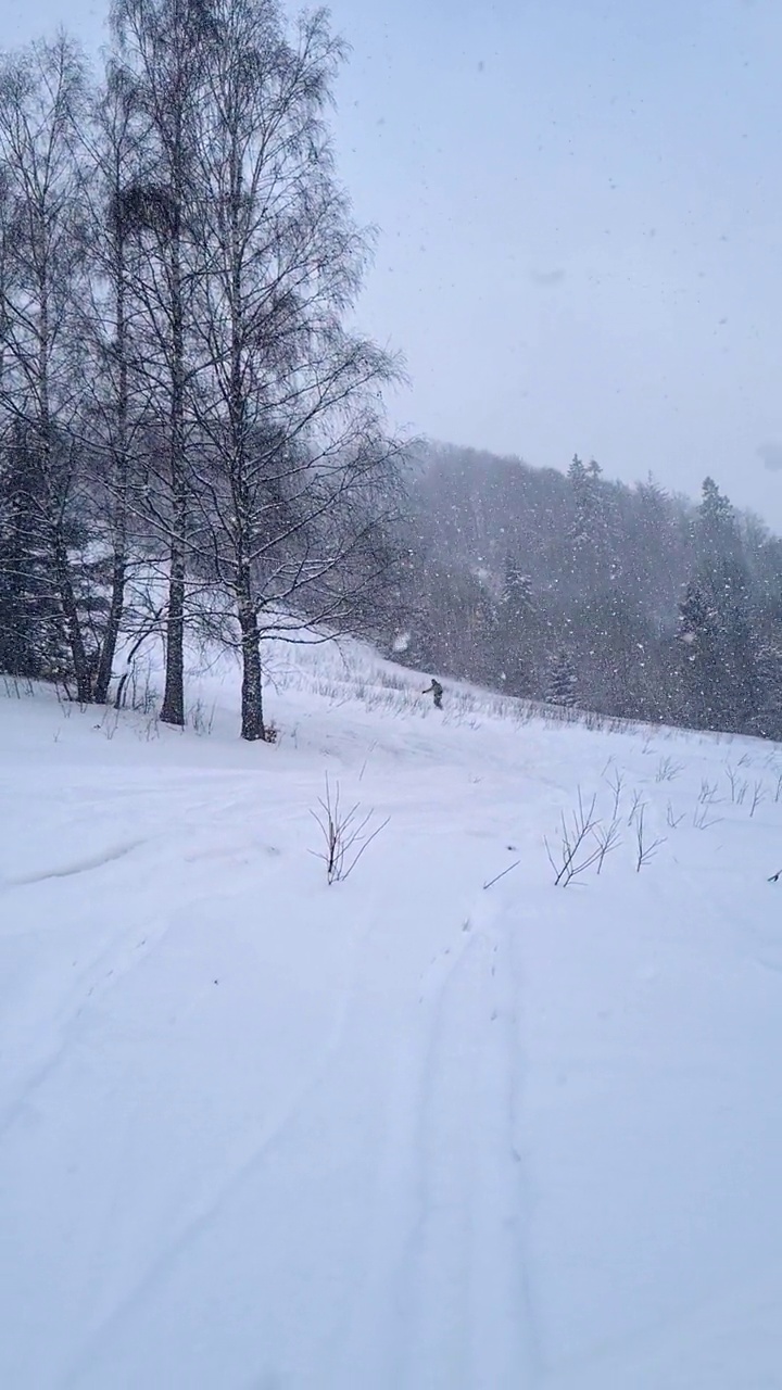 男子在雪天雪地滑雪视频素材
