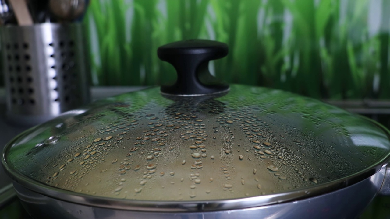 做饭时，水从锅盖上滴下来视频下载