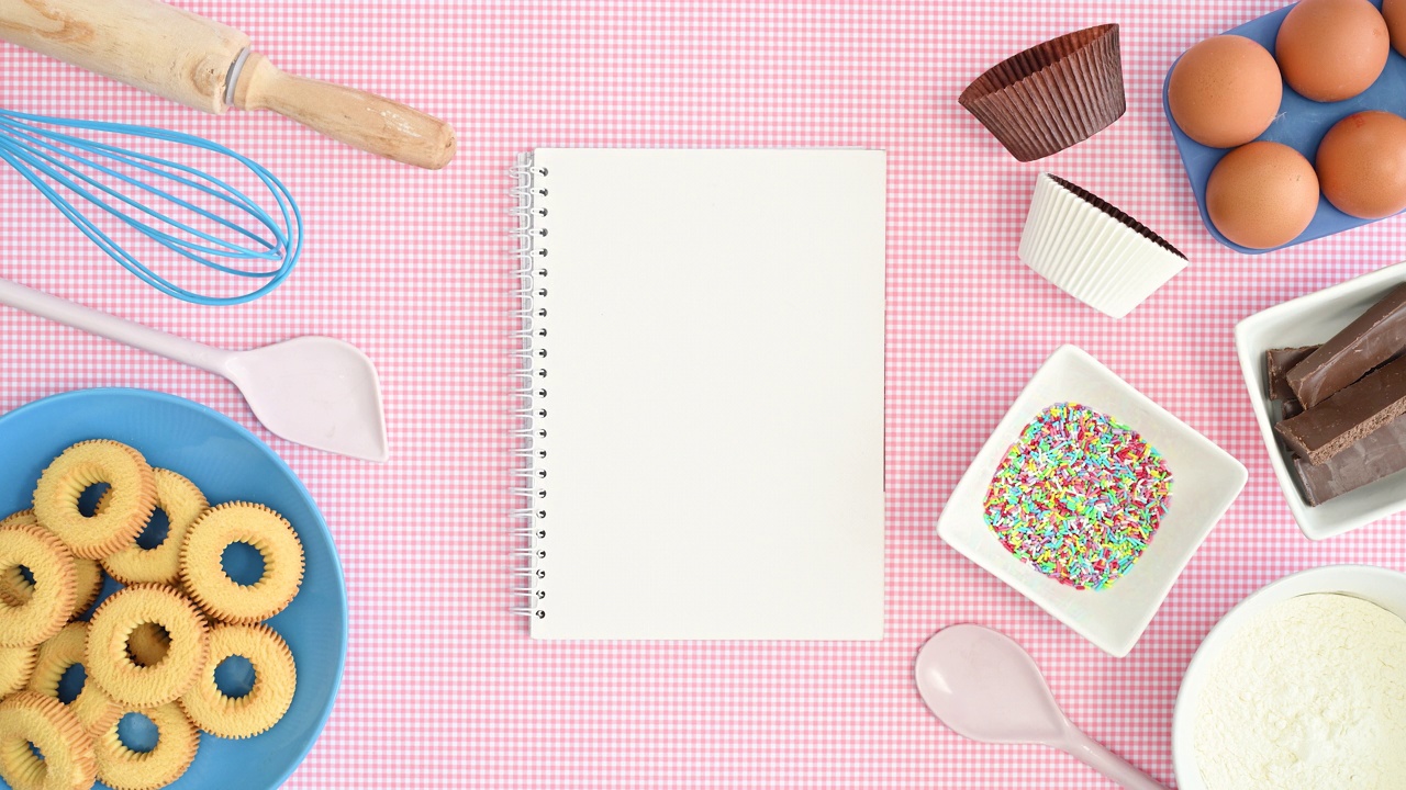 打开笔记本食谱出现在粘贴粉红色主题与饼干和烘烤杂货。停止运动视频下载