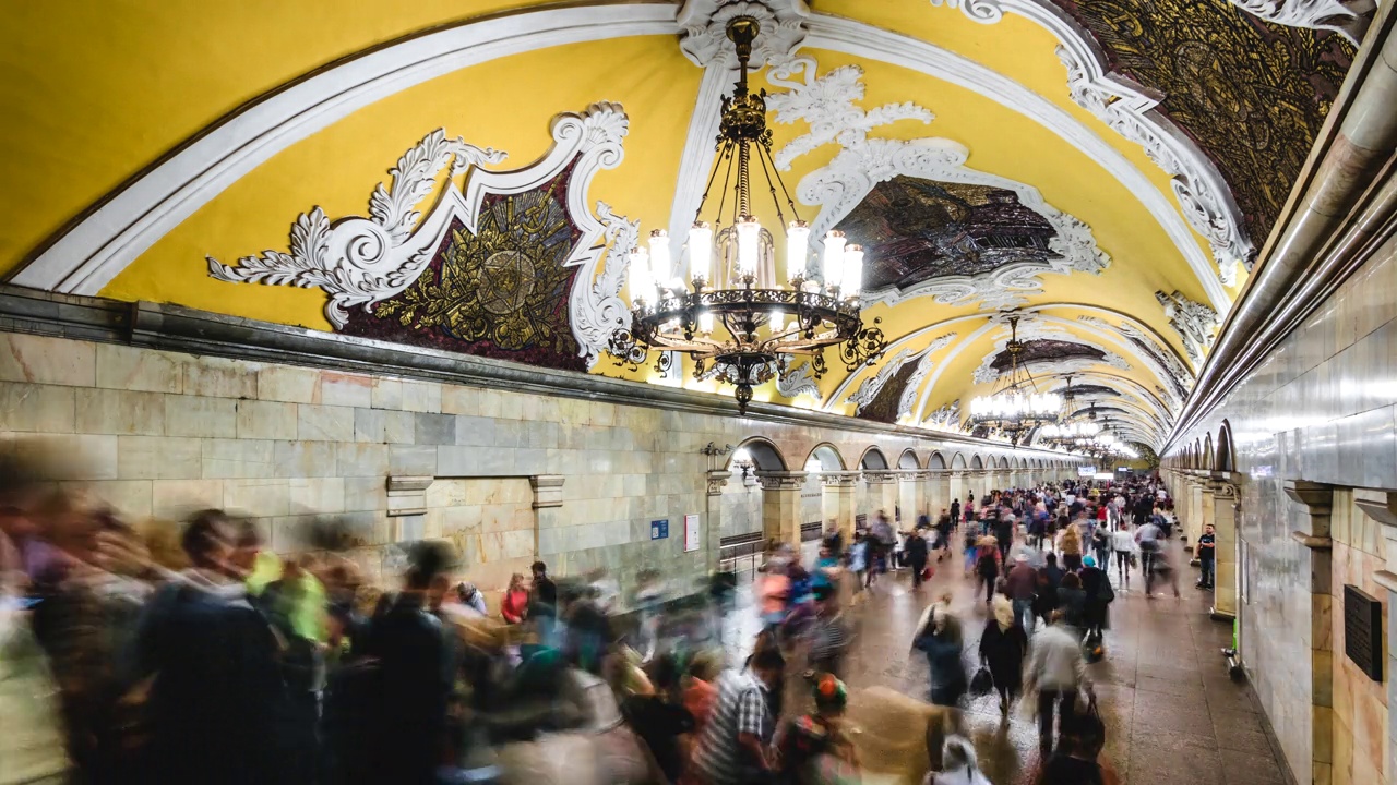 莫斯科地铁的时间间隔图，展示了俄罗斯莫斯科高峰期繁忙的地铁站里的人们视频下载