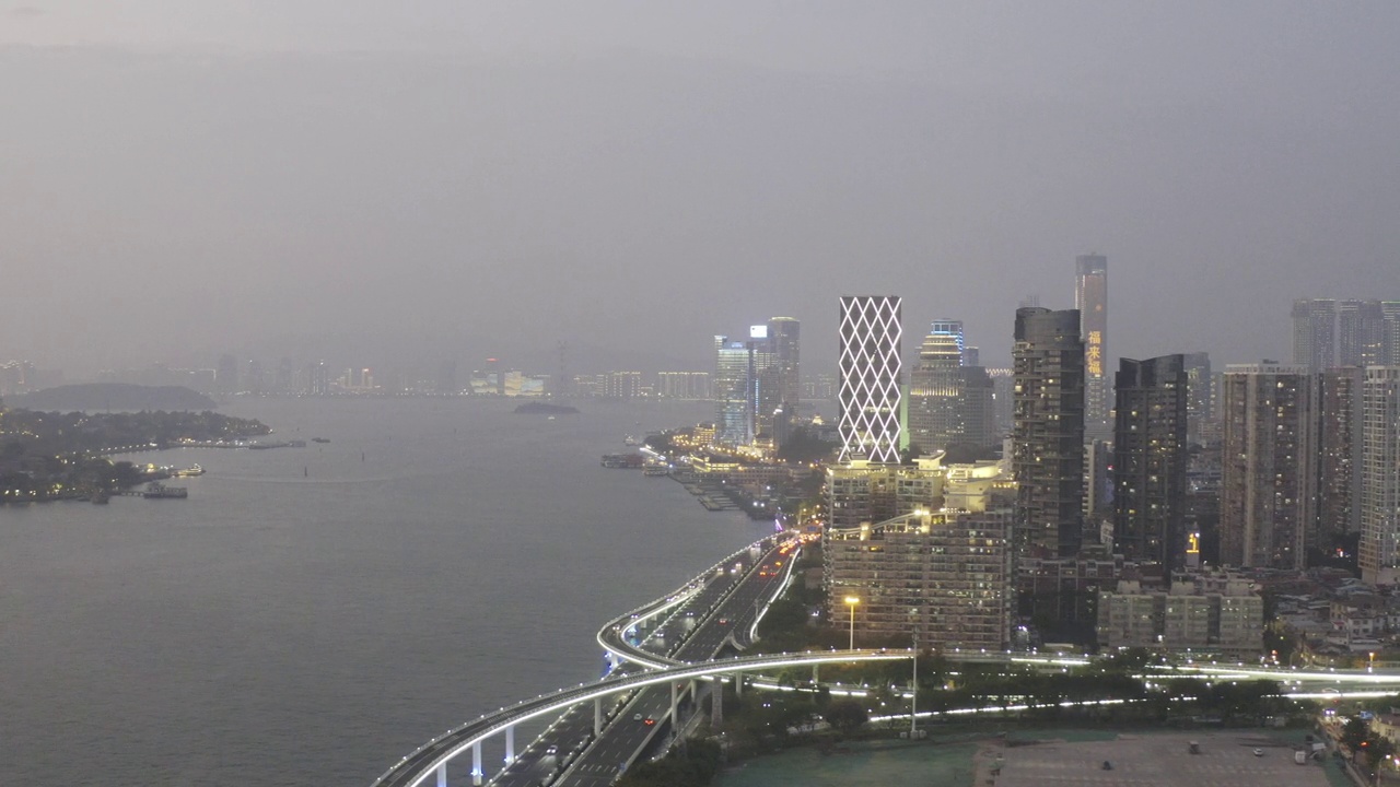 海上高速公路交通流量在夜间的城市视频下载