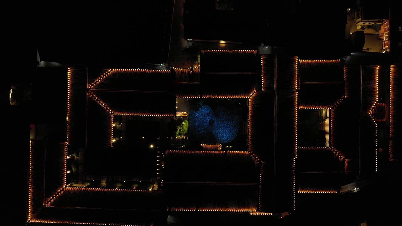 夜晚黄色的灯光勾勒出房子的轮廓视频下载