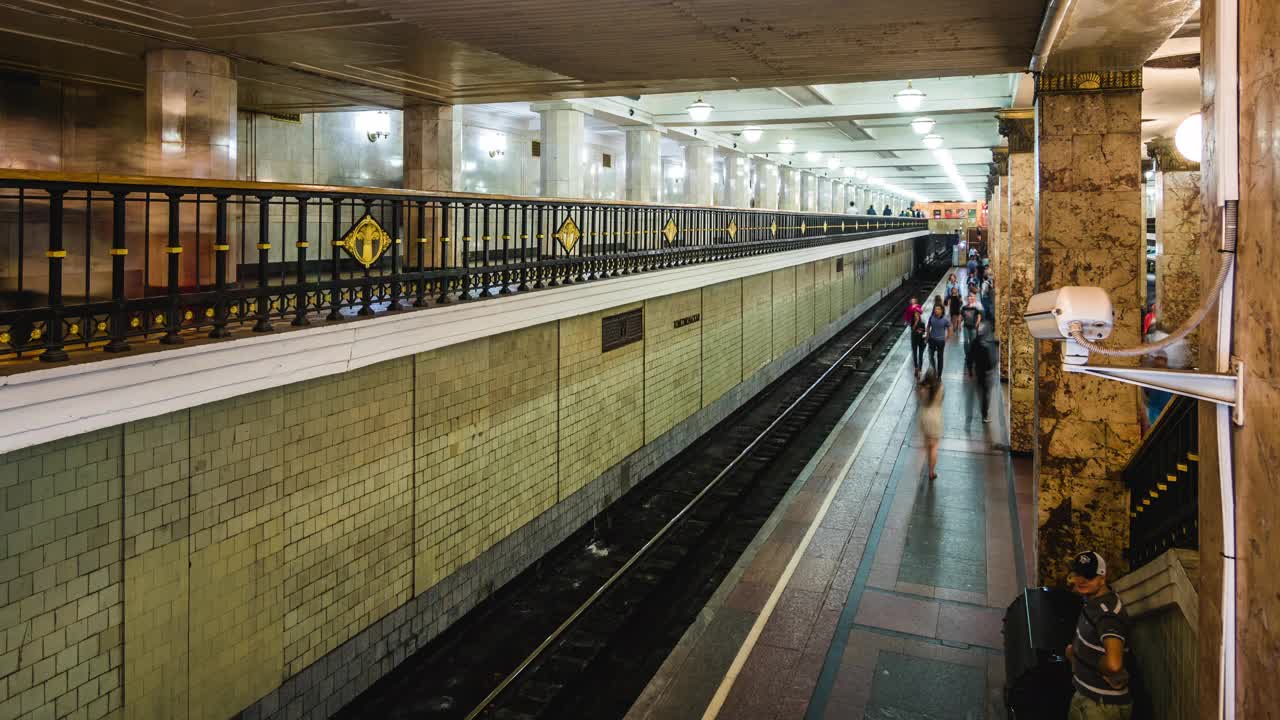 俄罗斯莫斯科，地铁时间间隔图，人们在高峰时段登上火车视频下载
