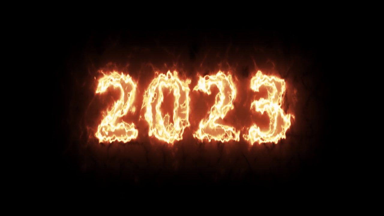 新年快乐2023，火焰火焰燃烧文本在黑色背景，圣诞节，倒计时，日历，周年纪念视频下载
