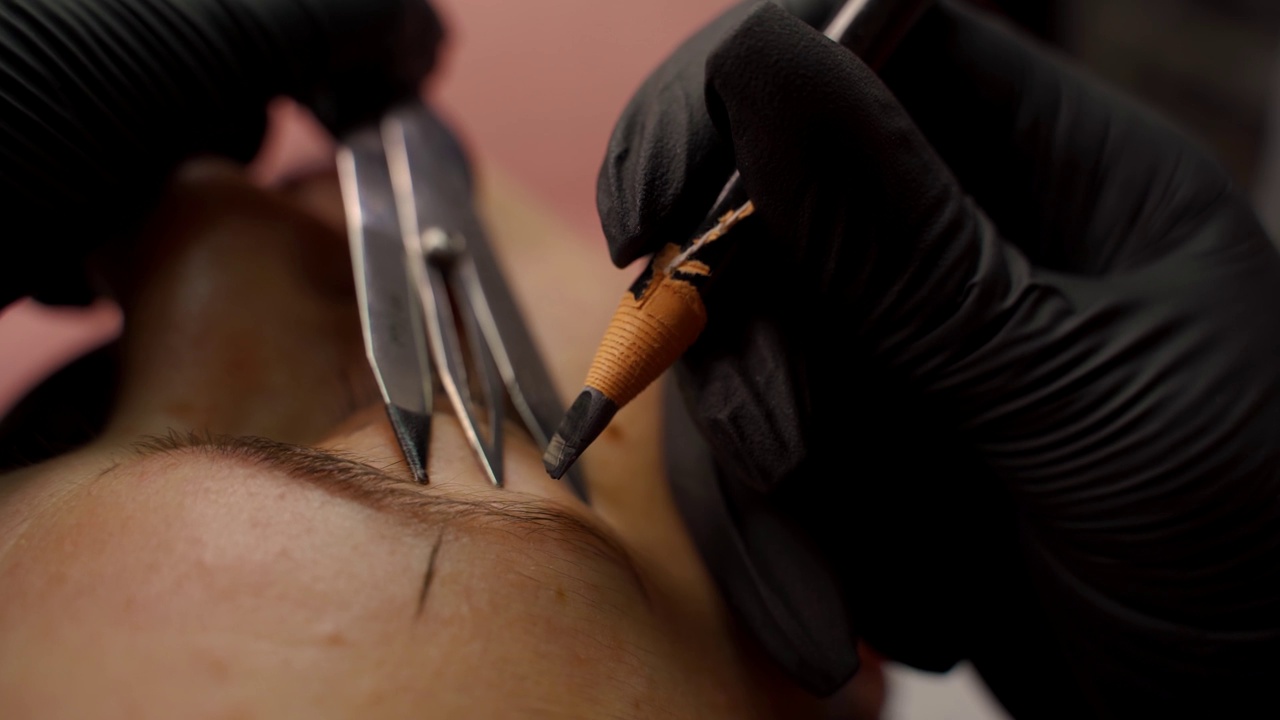美容师在微刮刀技术中使用分割器或绘图指南针-眉毛美容- b卷视频下载