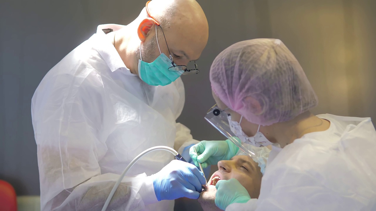 两名戴着手套的医生正在安装牙齿植入物。用植牙修复缺失的牙齿。牙科及牙科护理的理念。特写镜头视频素材