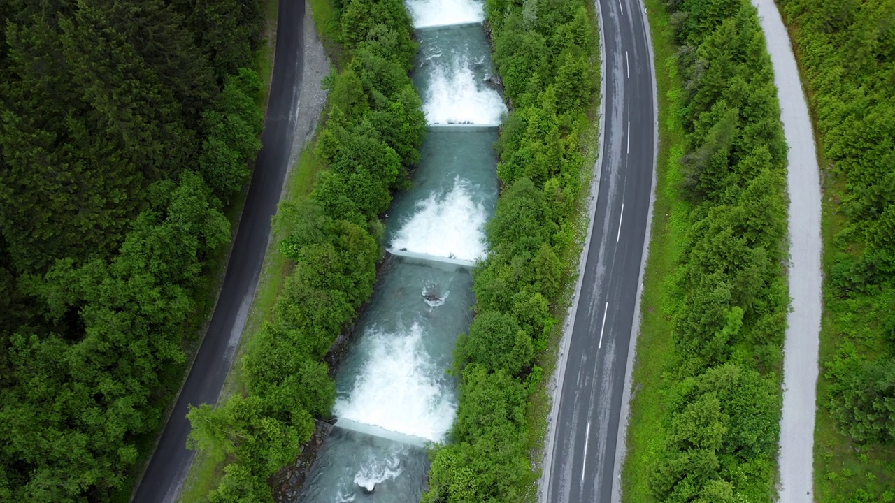 鸟瞰瀑布河后面的山路。奥地利蒂罗尔州视频素材