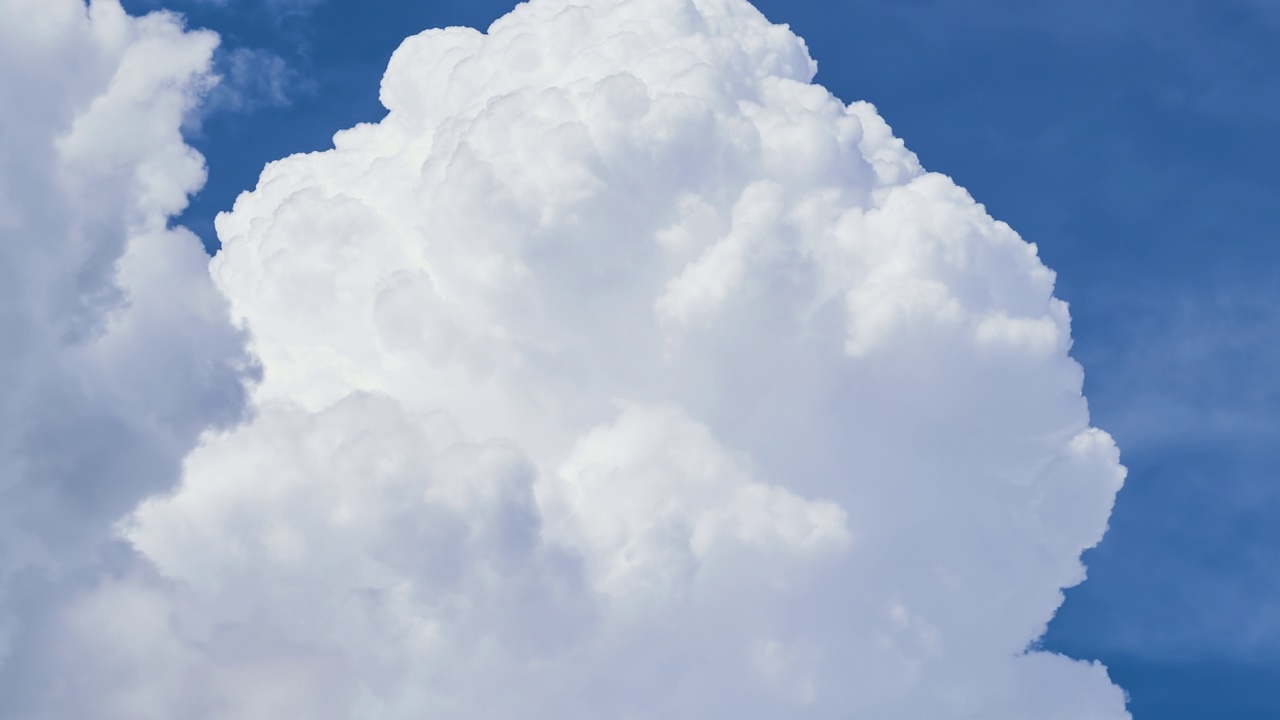 白色蓬松的积云在夏天的蓝天上逐渐形成。移动和变化的云景天气视频素材