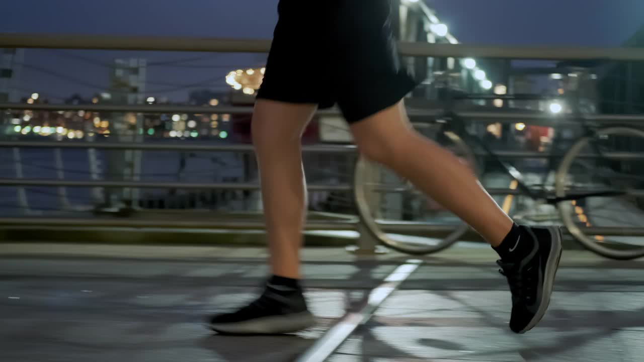 一个身材健美的年轻男运动员在码头上奔跑。近距离视频下载