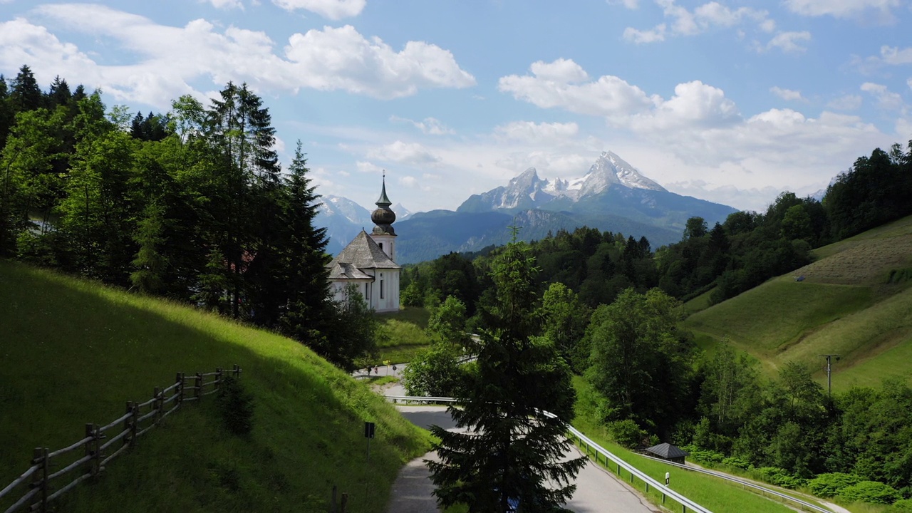 在德国巴伐利亚州贝希特斯加登，飞向玛丽亚教堂，背景是瓦兹曼山视频下载