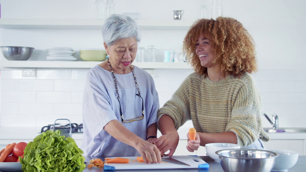 活跃的老年妇女和孙女一起做健康的饭菜视频下载