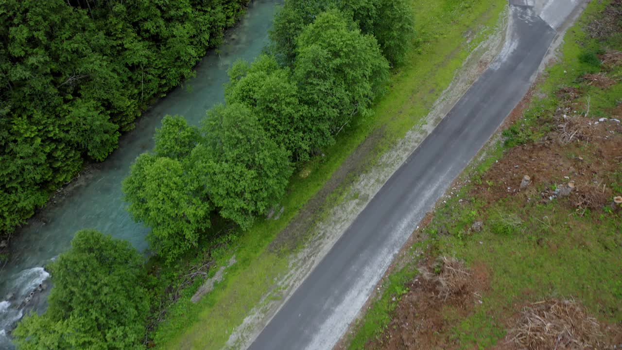 航拍镜头显示了河上的桥，背景是蓝色的水和瀑布。奥地利蒂罗尔州视频素材