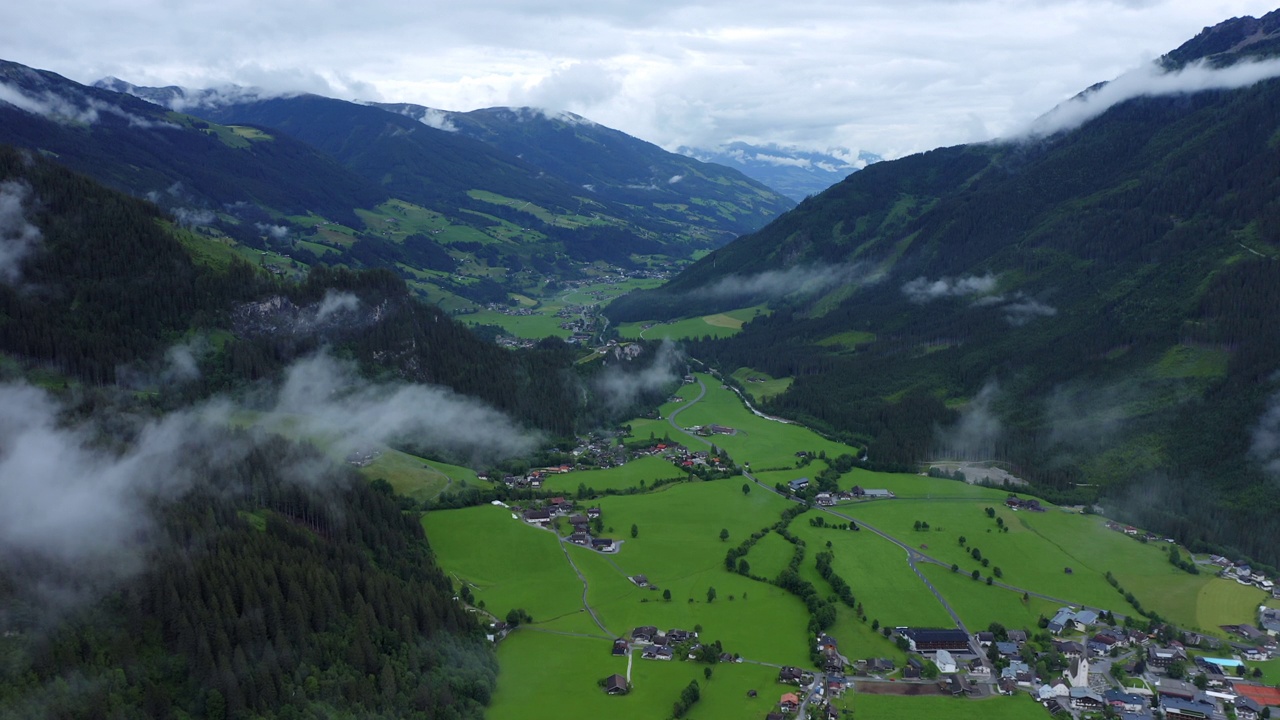 奥地利蒂罗尔州。鸟瞰绿色山谷和雾蒙蒙的云朵。蒂罗尔最著名的户外徒步旅游目的地视频购买