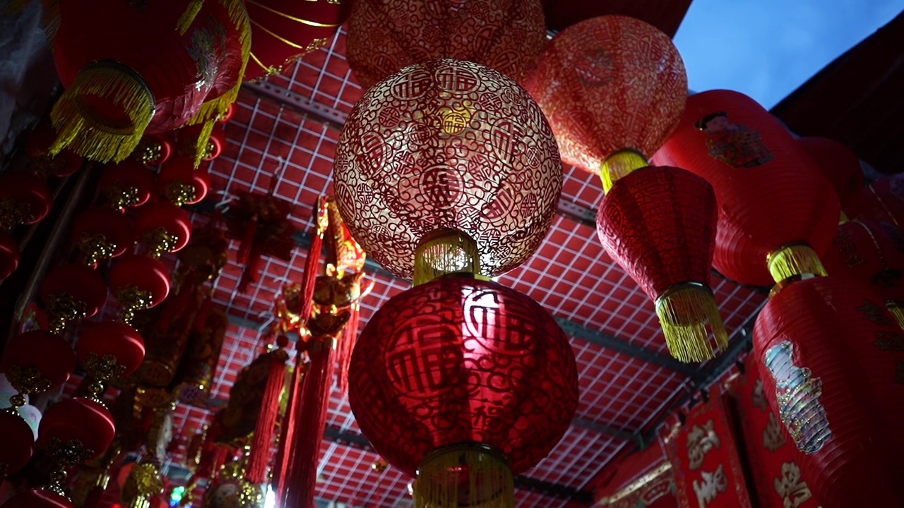 中国灯笼面对着中国的新年视频素材