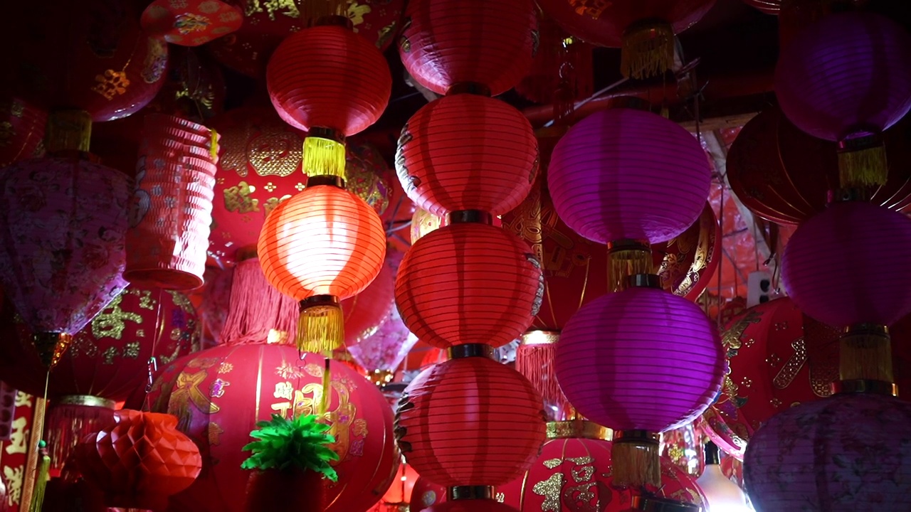 中国灯笼面对着中国的新年视频素材