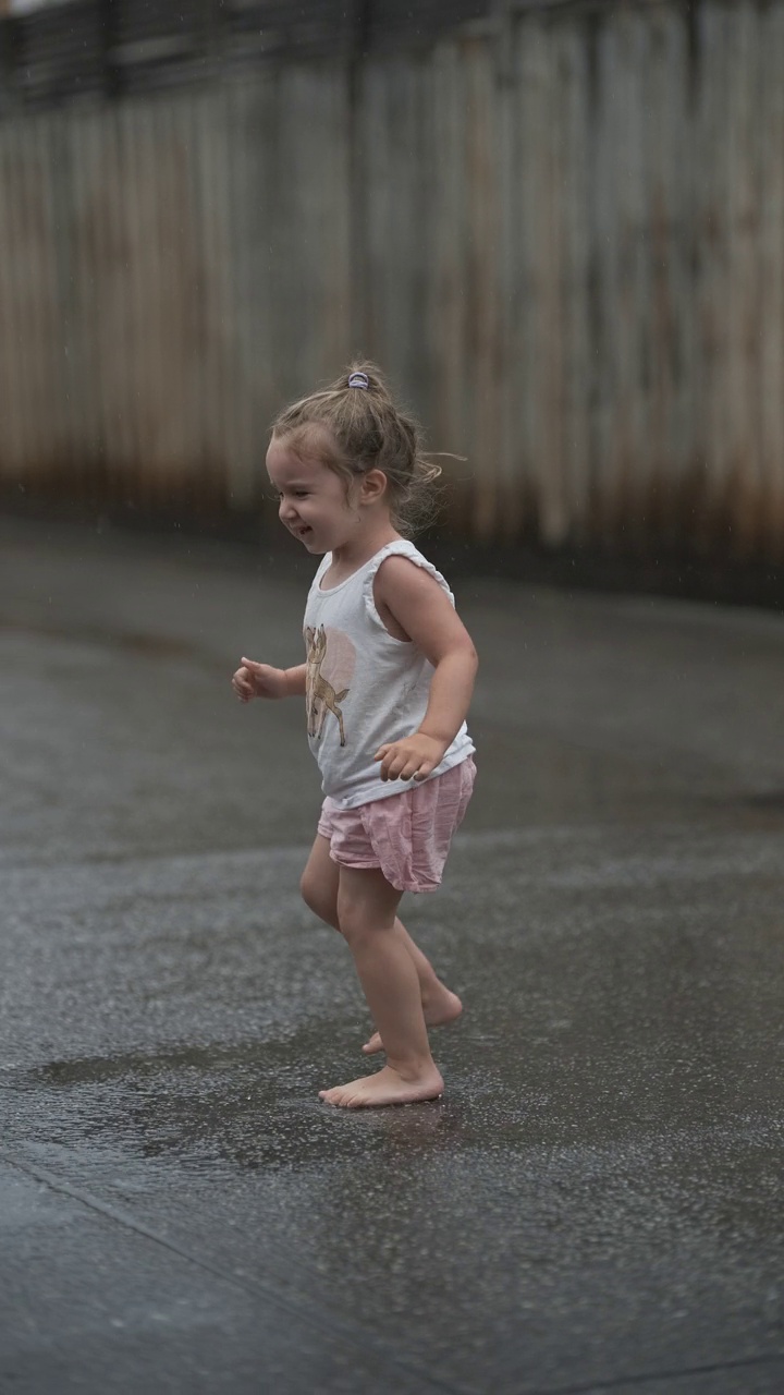 一个下雨天的小女孩在街上玩耍视频下载