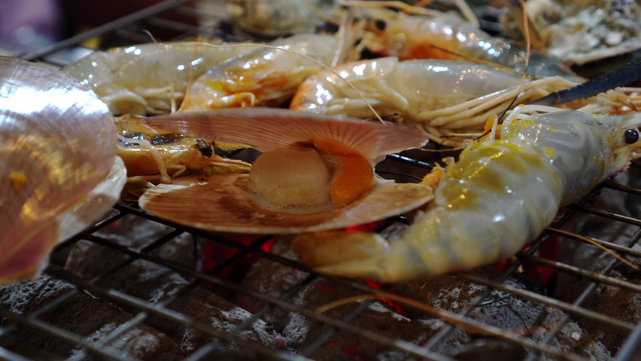 炭烤蛤蜊和虾。视频下载