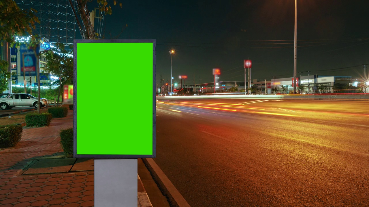 时间推移，交通长时间暴露在道路上，广告牌绿色屏幕用于广告城市的街道标志。视频下载