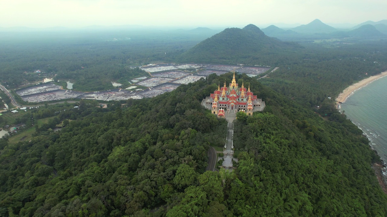 无人机拍摄的日落场景，位于泰国通柴山的山顶。它是为了纪念国王陛下普密蓬·阿杜德·拉玛九世统治50周年而建造的。视频素材