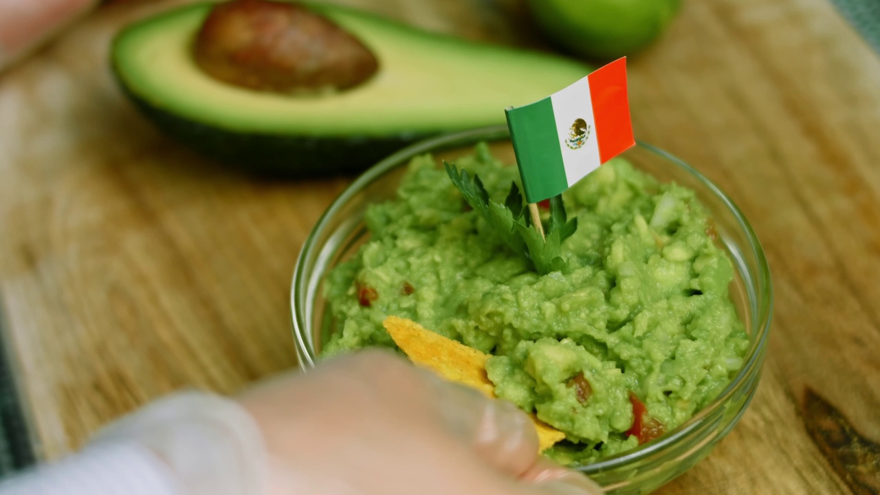 鳄梨色拉配玉米片和墨西哥国旗视频下载