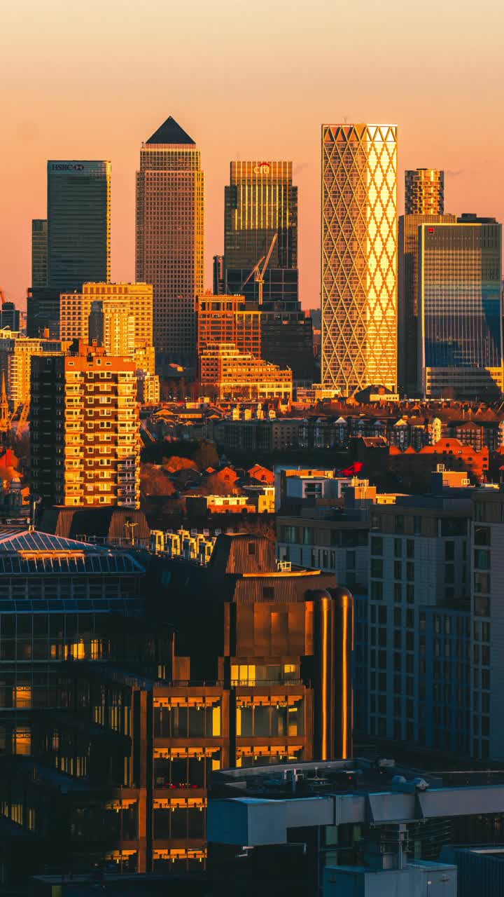 黄昏时金丝雀码头的天际线-伦敦的金融中心视频素材