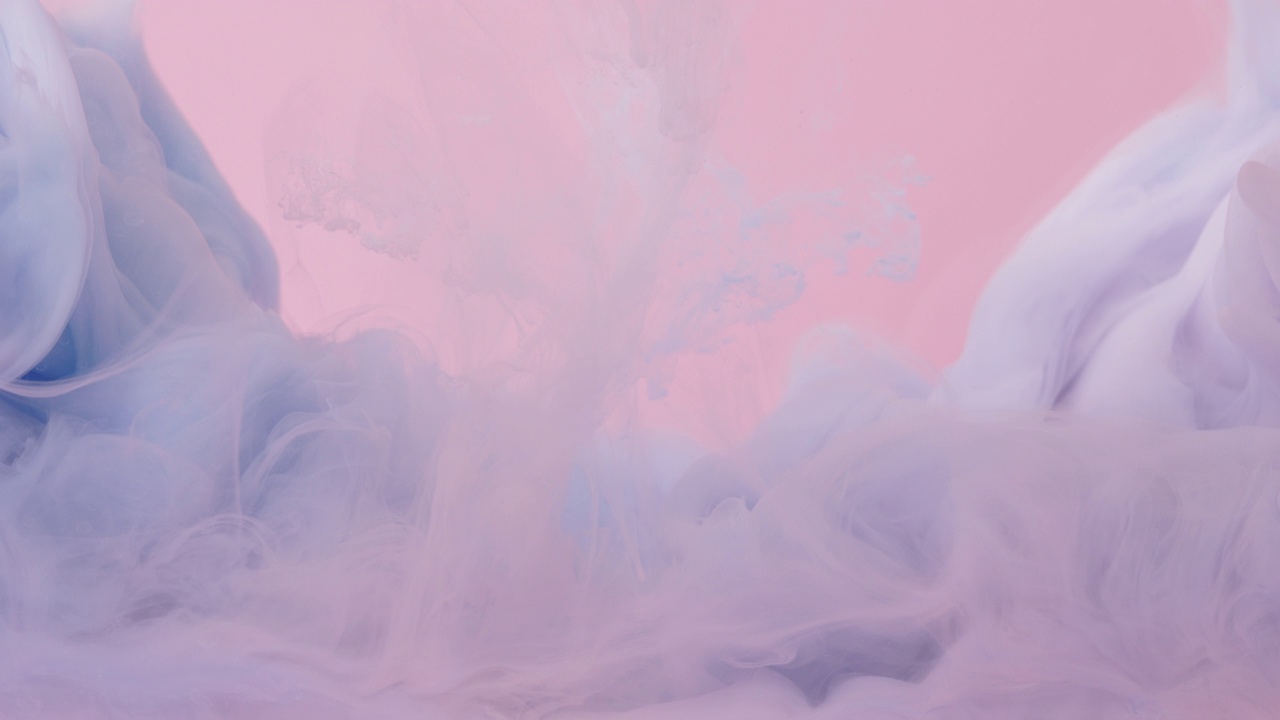油漆和蓝色油墨丙烯酸飞溅。粉红色的抽象背景视频素材
